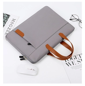 Detail van 14 inch laptophoes met grijze stof, bruine leren handvaten en dubbele rits