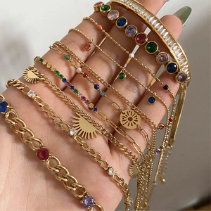 Makroansicht eines 9-teiligen vergoldeten Armband-Sets mit bunten Zirkoniasteinen
