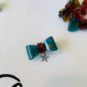 Fermaglio per capelli a fiocco in resina color teal e rosso scuro con scritte oro