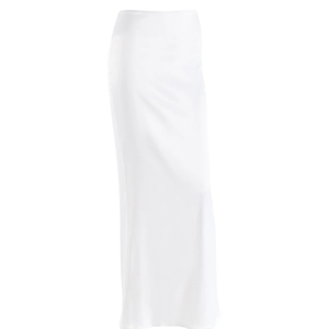 Dettaglio di una gonna lunga in raso bianco a vita alta con un elegante drappeggio
