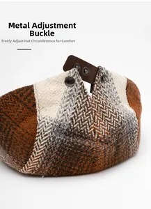 Détail de la casquette gavroche en tweed avec lanière en cuir et boutons pressions