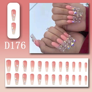 Detailliertes Set aus 24 langen Ballerina-Kunstnägeln mit rosa Farbverlauf und Schmetterling