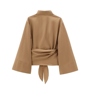 Détail du dos d'une chemise en popeline kaki avec ceinture décorative à la taille