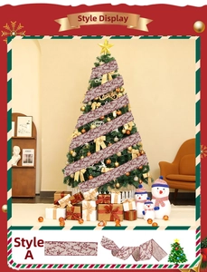 Détail d'un ruban de Noël en faux lin avec motifs de baies sur un sapin décoré