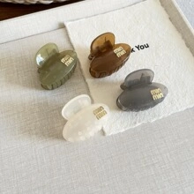 Vue détaillée de quatre mini barrettes en acrylique en olive, beige, gris et caramel