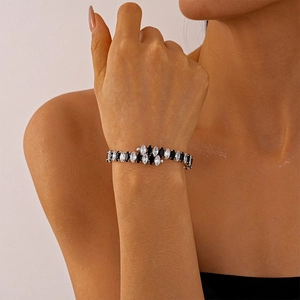 Détail d'un collier double rang avec zircons en goutte d'eau sur le cou du mannequin