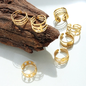 Set de 7 anillos de acero de titanio chapados en oro con diseño geométrico moderno