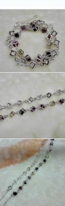 Dettaglio di maglie a cubo placcate argento con cristalli scintillanti multicolore