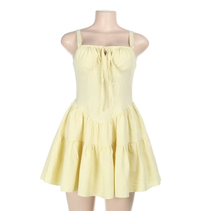 Détail de la mini-robe jaune clair à volants avec couches plissées et fines bretelles