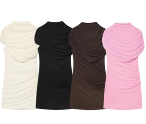 Detailansicht des ärmellosen gerafften Kleides in Weiß, Schwarz, Braun und Rosa