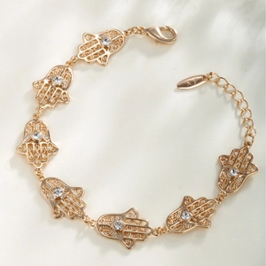 Bracelet Hamsa doré au design ajouré et cristaux transparents pour la mode féminine