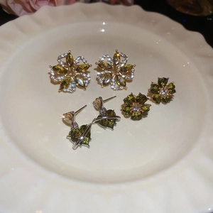 Detailed set of green flower stud earrings and heart pendants with rhinestones