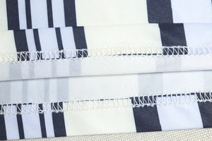 Gros plan sur les coutures à double aiguille et la texture du tissu rayé bleu