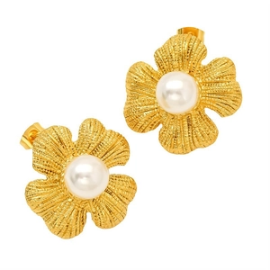 Elegant 18k gold flower earrings with pearl inlay for women in minimalist chic style