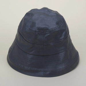 Vue détaillée du bob en cuir PU bleu foncé montrant la texture fine et les coutures renforcées