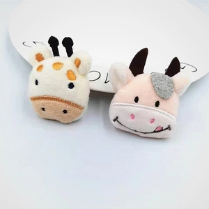 Broches en peluche girafe et vache de dessin animé avec broderie sur plateau blanc