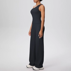 Détail d'un haut de yoga asymétrique noir et d'un pantalon de fitness taille haute