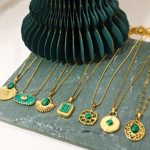 Présentation artistique de colliers en or 18 carats avec pendentifs en malachite verte