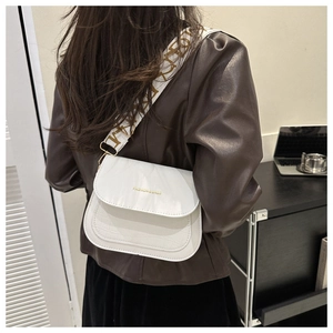 Detail of white crocodile pattern PU leather crossbody bag with a wide woven fashion strap