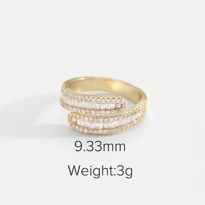 Macro detail of 18K gold-plated brass ring with zircon inlay, 9.33mm width and 3g weight