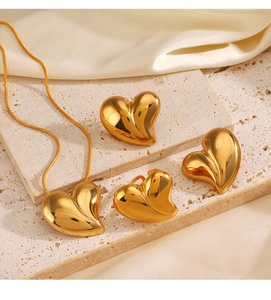 Vista dettagliata della collana a cuore e orecchini placcati oro 18K su base in pietra