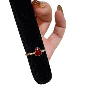 Bague ouverte dorée à l'or 18 carats avec motif gourde en émail rouge et zircons