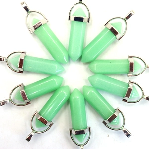 Macro-opname van tien groene zeshoekige kristallen hangers in een radiale cirkel