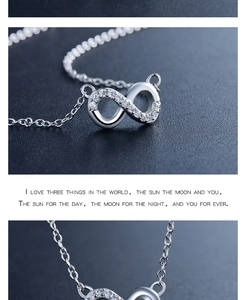 Macro d'un collier infini en argent avec oxydes de zirconium sur un fond sombre texturé