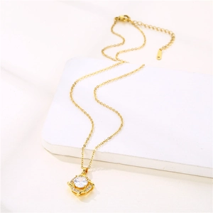 Elegante collana dorata con pendente geometrico in cristallo e dettagli in zircone