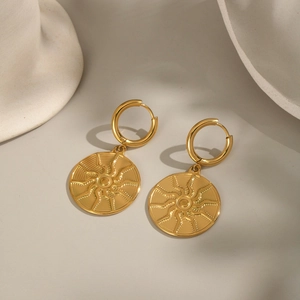 Orecchini a cerchio in titanio placcato oro 18K con ciondoli a forma di sole a rilievo
