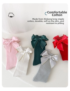 Détail de chaussettes en coton pour filles avec nœuds en satin rose, blanc, vert et gris