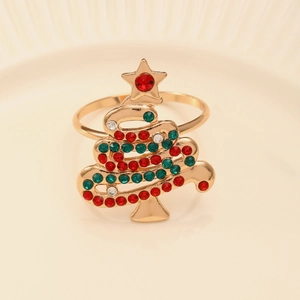 Détail d'un rond de serviette sapin de Noël doré orné de strass colorés sur une assiette