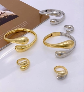 Minimalist waterdrop jewelry set with gold and silver bracelets and adjustable rings