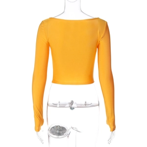 Vue arrière du haut court orange à manches longues en tissu lisse extensible et cintré