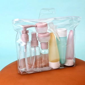 Set da viaggio 11 pezzi con flaconi spray e dispenser in una pochette trasparente