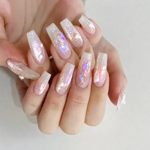 Détail macro d'ongles cercueil avec finition poudre d'opale, paillettes et perles