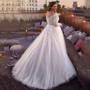 Elegantes elfenbeinfarbenes Hochzeitskleid mit V-Ausschnitt, Spitze und weitem Tüllrock