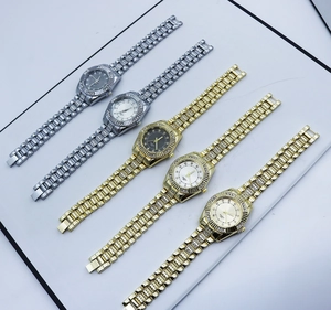 Cinq montres quartz de luxe avec lunette en strass et bracelet à maillons métalliques