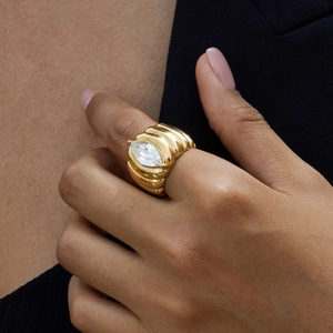 Bague minimaliste en acier doré 18K avec design nervuré et pierre blanche marquise