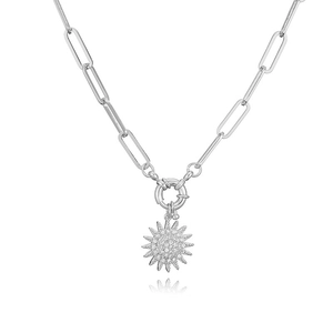 Dettaglio del ciondolo a girasole in argento con zirconi incastonati e catena a graffetta