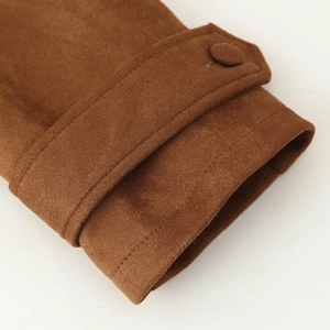 Giacca da donna minimalista in finta pelle scamosciata marrone con polsini abbottonati