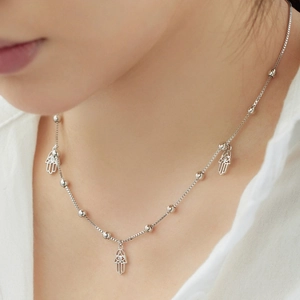 Détail du collier main de Fatma en argent sterling S925 porté par un mannequin