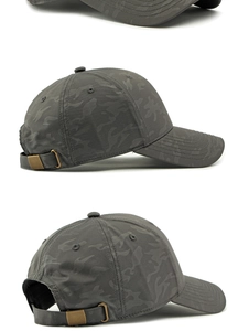 Detalle de gorra de béisbol camuflaje gris oscuro con estructura de 6 paneles y hebilla