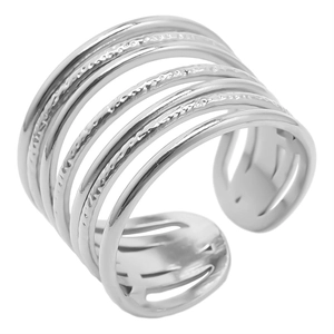 Détail macro d'une bague multicouche en acier inoxydable avec texture martelée et polie