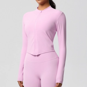 Détail d'une veste de yoga lavande avec col montant et fermeture éclair intégrale