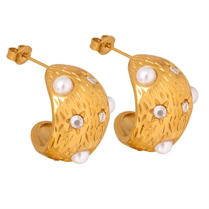 Orecchini vintage in oro martellato con perle e zirconi incastonati a forma di stella