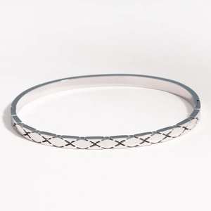 Détail d'un bracelet en acier titane argenté avec motif de losanges croisés gravés