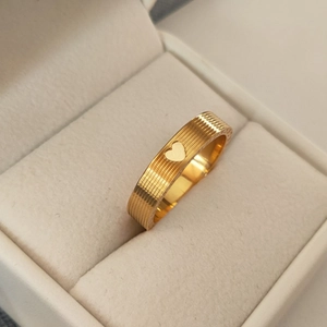 Gold-plated titanium steel ring with vertical stripes and a central heart design