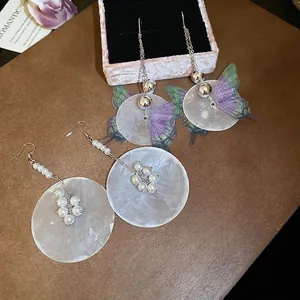 Orecchini pendenti con farfalla in chiffon e perle con ciondoli a conchiglia stile vacanza