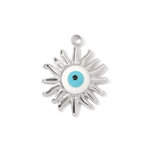Dettaglio del ciondolo a sole in argento con malocchio blu per creazione di gioielli